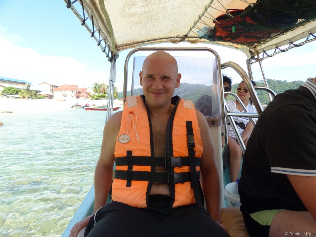Man bekommt bei jeder Bootsfahrt in Malaysia eine Schwimmweste angeboten.