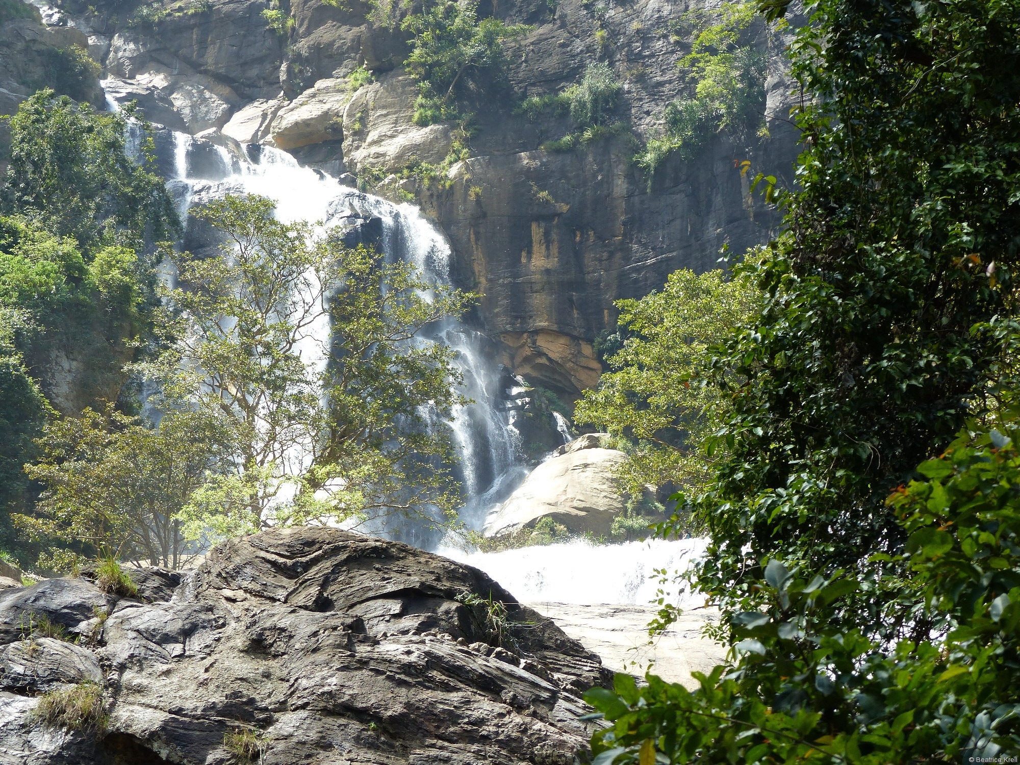 Es gibt zahllose schöne Wasserfälle in Sri Lanka.
