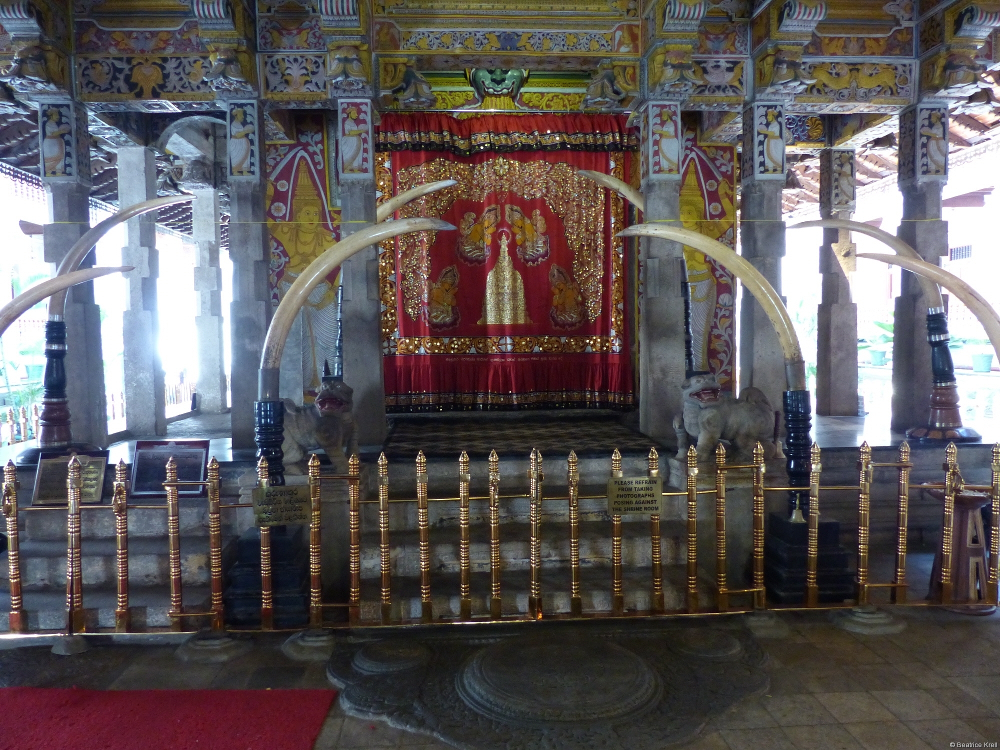 Schrein im Tempel mit den Originalzähnen Buddhas