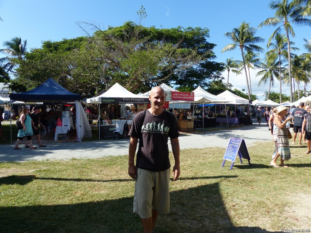 Der Markt in Port Douglas in Australien befindet sich auf einem schönen weitläufigen Fußgängerplatz.