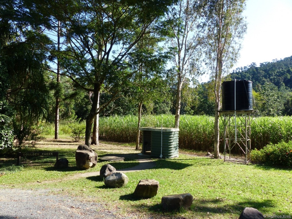... wobei unser schräger australischer Camperkollege mehr an der Pipibox namens Windyloo interessiert war.